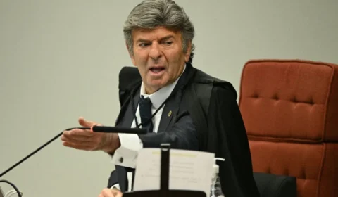 Fux interrompe Moraes e deixa claro que vai divergir do relator em julgamento de Bolsonaro