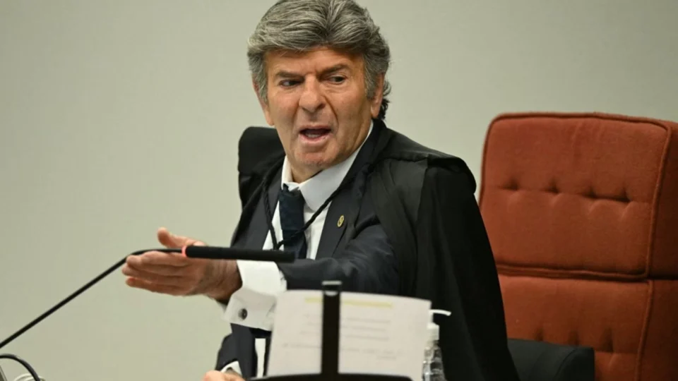 Fux interrompe Moraes e deixa claro que vai divergir do relator em julgamento de Bolsonaro