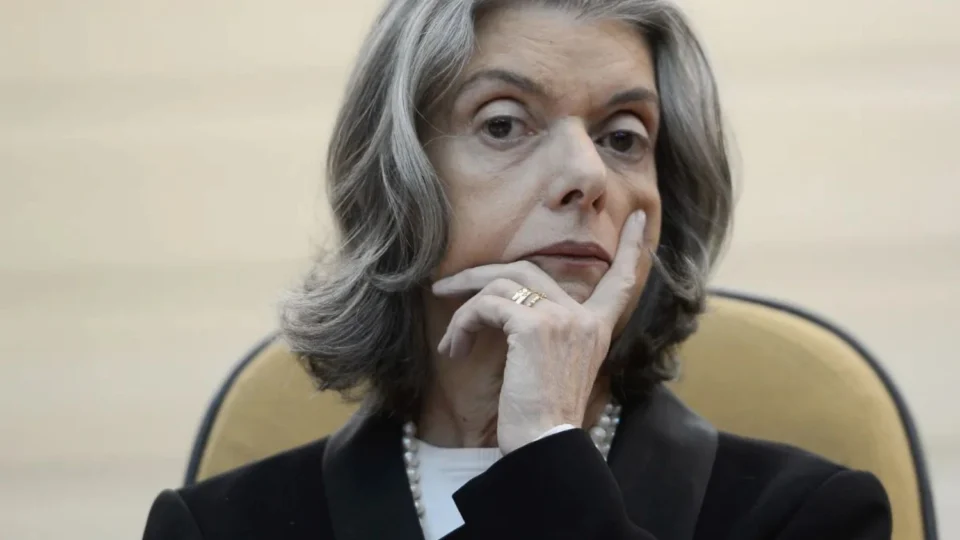 Cármen Lúcia forma maioria pela condenação de Bolsonaro e aliados