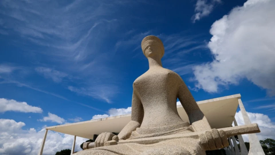 Indulto de Bolsonaro a policiais do Carandiru vai a julgamento no STF na quarta-feira (17)