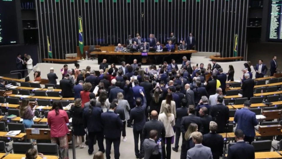 Câmara aprova regime de urgência para projeto sobre anistia