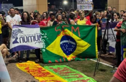 Centenas de pessoas lotam praça e protestam contra a PEC da Blindagem em Roraima