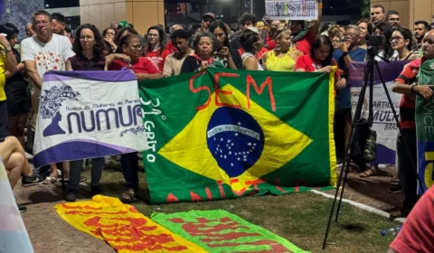 Centenas de pessoas lotam praça e protestam contra a PEC da Blindagem em Roraima