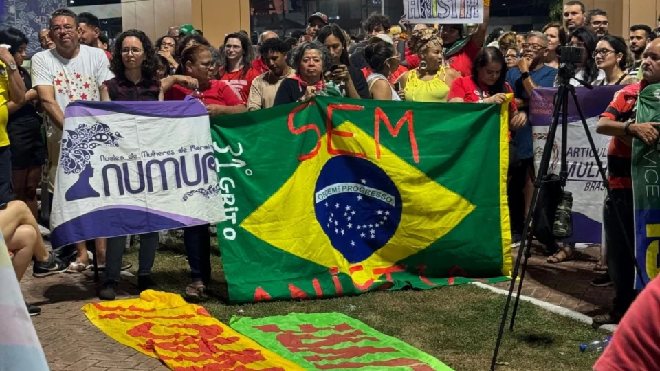 Centenas de pessoas lotam praça e protestam contra a PEC da Blindagem em Roraima