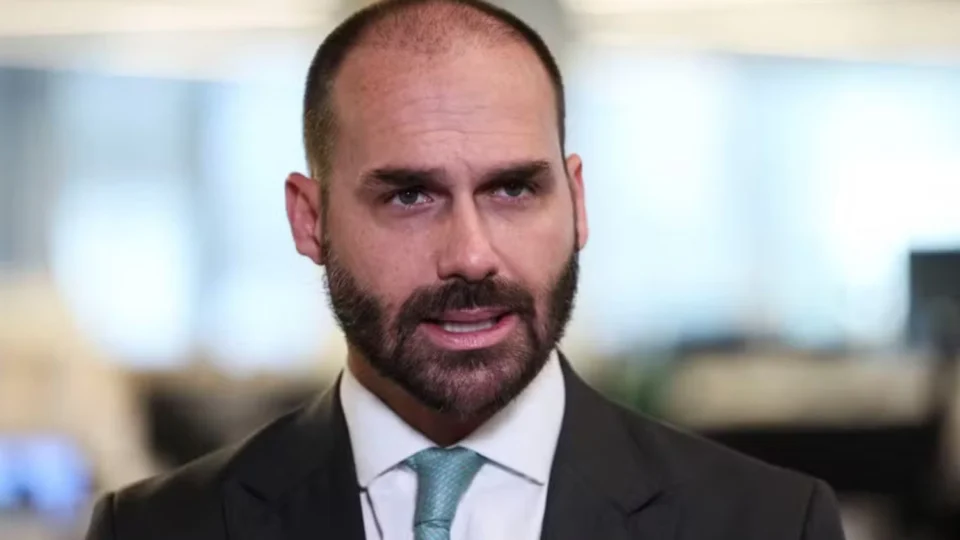 Eduardo Bolsonaro reafirma candidatura à Presidência em 2026 caso Bolsonaro permaneça inelegível