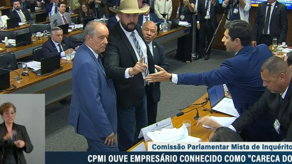 Deputado e advogado discutem na CPMI do INSS após acusação de ‘maior roubo da história do Brasil’
