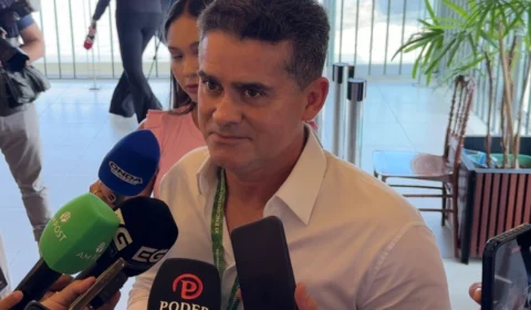 David Almeida insiste em reforma da Previdência rejeitada por professores e ignora ameaça de greve