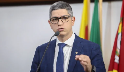 Deputado no Acre se manifesta após condenação por violação de direitos autorais em concurso público