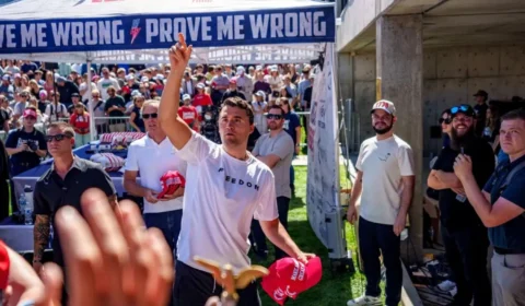 Influenciador pró-Trump Charlie Kirk é morto com tiro no pescoço em evento nos EUA