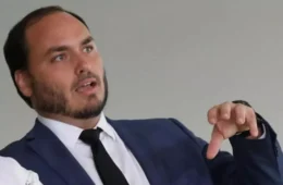 Carlos Bolsonaro ironiza Mauro Cid após condenação no STF