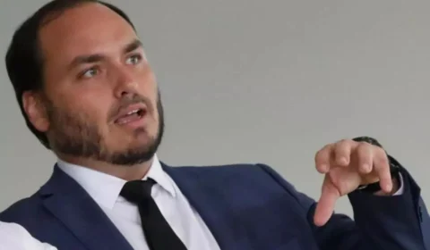 Carlos Bolsonaro ironiza Mauro Cid após condenação no STF