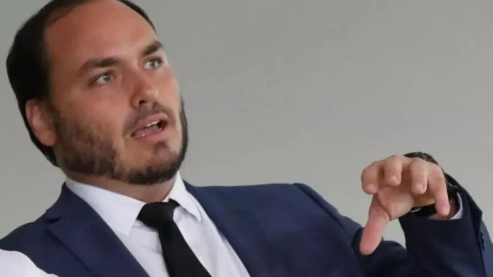 Carlos Bolsonaro ironiza Mauro Cid após condenação no STF