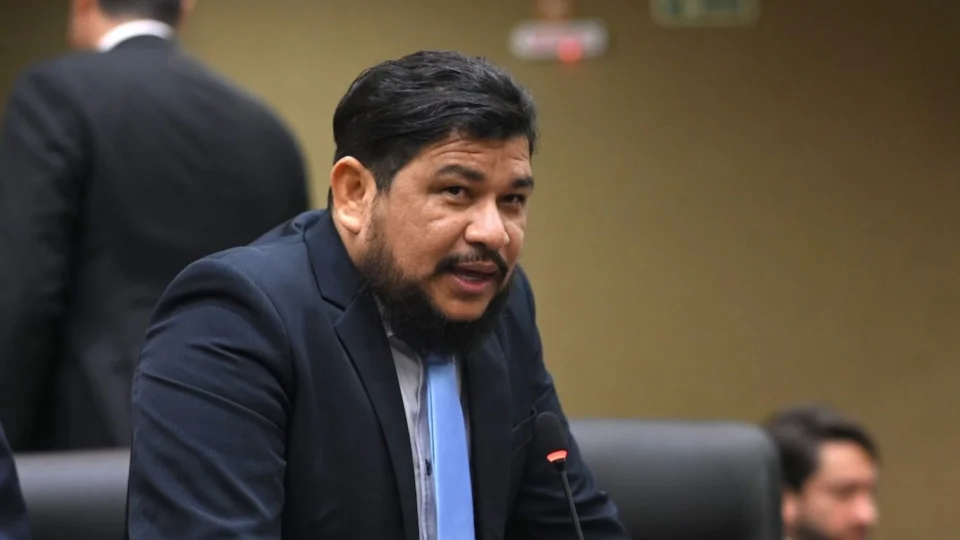 Mesmo afastado do cargo por 120 dias, Rosinaldo Bual terá salário de R$ 26 mil mantido