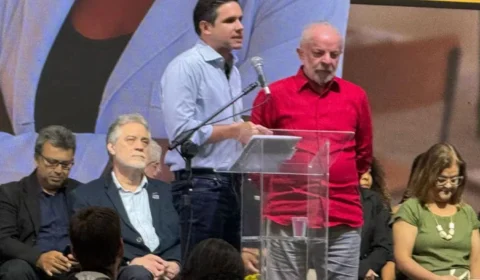 Hugo Motta é vaiado por professores durante evento com Lula no Rio de Janeiro
