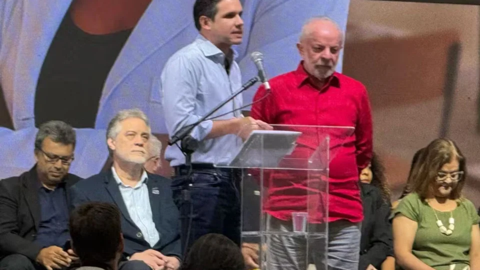 Hugo Motta é vaiado por professores durante evento com Lula no Rio de Janeiro