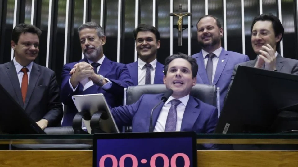 Câmara aprova por unanimidade isenção de IR até R$ 5 mil e taxação para os mais ricos