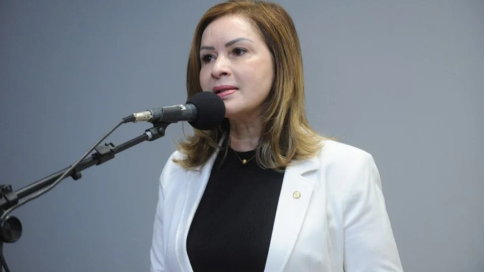 Deputada do Acre apoia fim da cobrança por bagagem de mão e critica preços das passagens aéreas