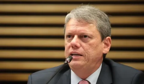 Tarcísio de Freitas pede desculpas após piada sobre metanol e Coca-Cola durante entrevista