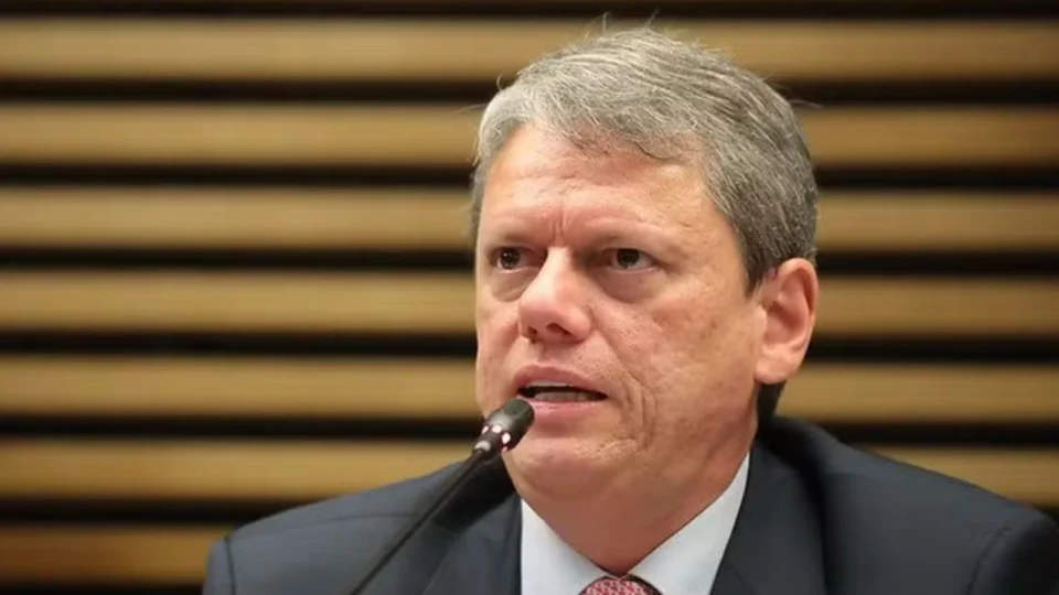 Tarcísio de Freitas pede desculpas após piada sobre metanol e Coca-Cola durante entrevista