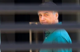 Alexandre de Moraes nega pedido da defesa e mantém prisão domiciliar de Jair Bolsonaro