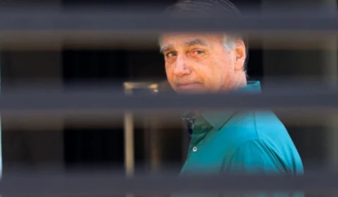 Alexandre de Moraes nega pedido da defesa e mantém prisão domiciliar de Jair Bolsonaro