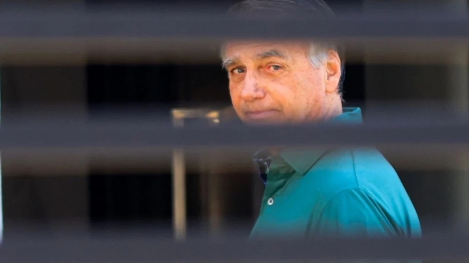 Alexandre de Moraes nega pedido da defesa e mantém prisão domiciliar de Jair Bolsonaro