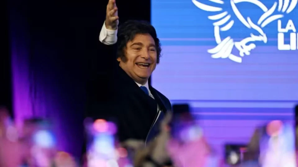 Partido de Javier Milei vence legislativas com 40,8% e consolida poder no Congresso