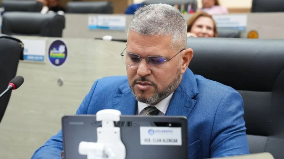 “Vivo um pesadelo político, mas não fraudei nada”, diz Elan Alencar após cassação pelo TRE-AM