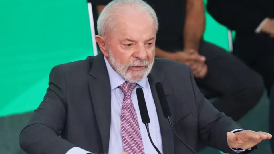 Presidente Lula afirma que planeja disputar as eleições de 2026