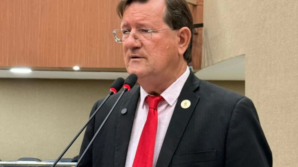 Zé Ricardo critica lentidão da Justiça e cobra transparência sobre viagens do prefeito ao Caribe