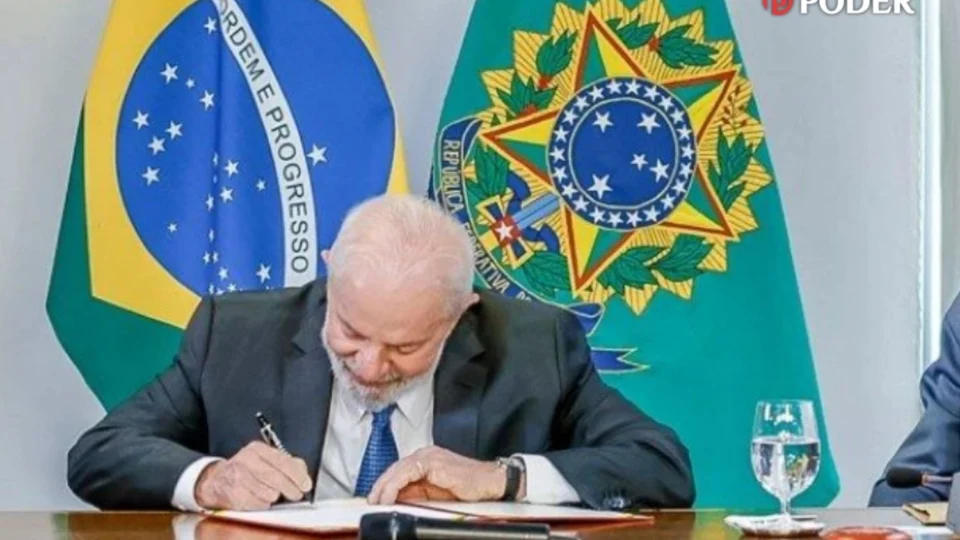 Lula sanciona lei que impede uso de linguagem neutra em documentos oficiais