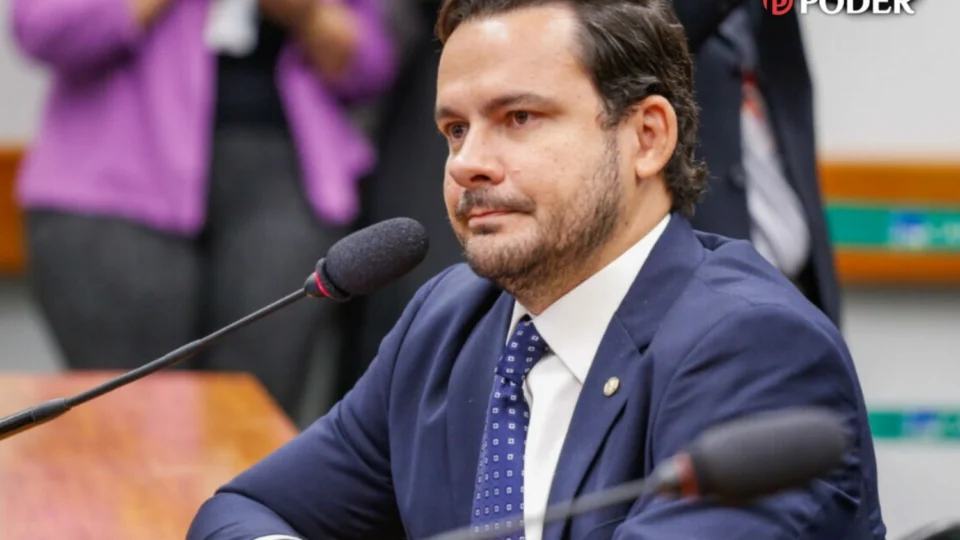 Brasil vive uma “guerra espiritual”, diz Alberto Neto após encontro do PL com família Bolsonaro