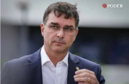 Flávio Bolsonaro assume papel de interlocutor de Jair Bolsonaro nas articulações para 2026