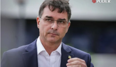 Flávio Bolsonaro assume papel de interlocutor de Jair Bolsonaro nas articulações para 2026