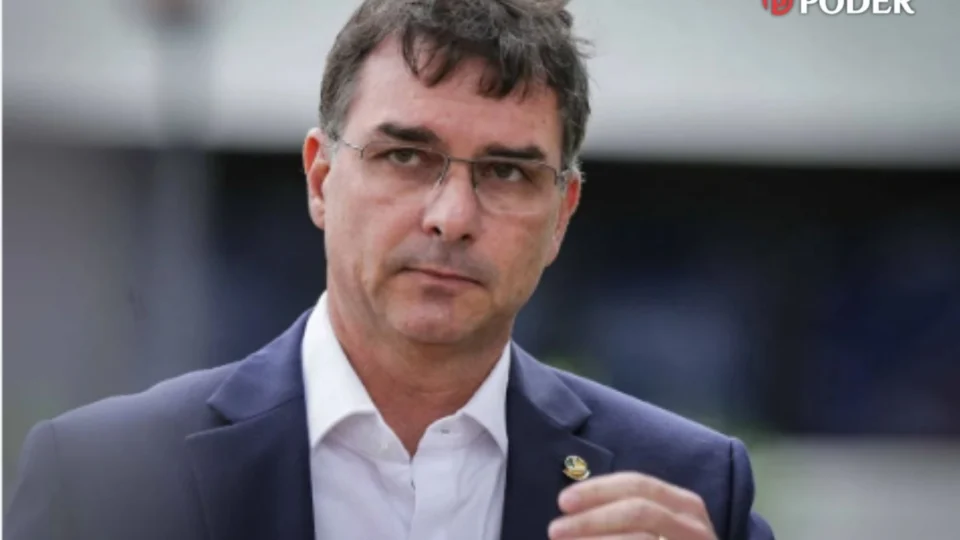 Flávio Bolsonaro assume papel de interlocutor de Jair Bolsonaro nas articulações para 2026