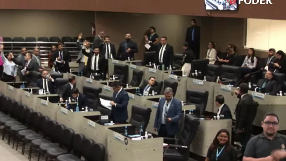 Com apenas oito votos contrários, CMM aprova contas de 2021 do prefeito David Almeida