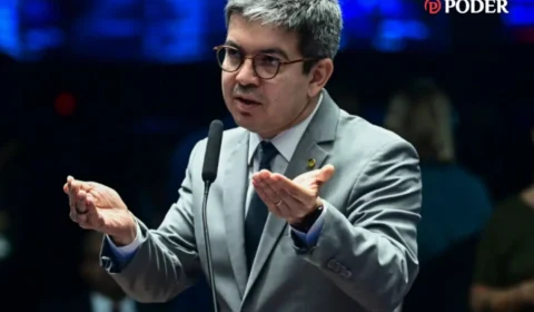 Pesquisa aponta Randolfe Rodrigues fora das duas vagas ao Senado no Amapá em 2026