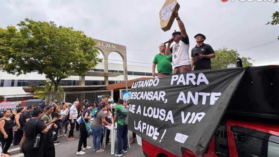 Professores de Manaus entram em greve contra ‘PL da Morte’ enviado por David Almeida à CMM