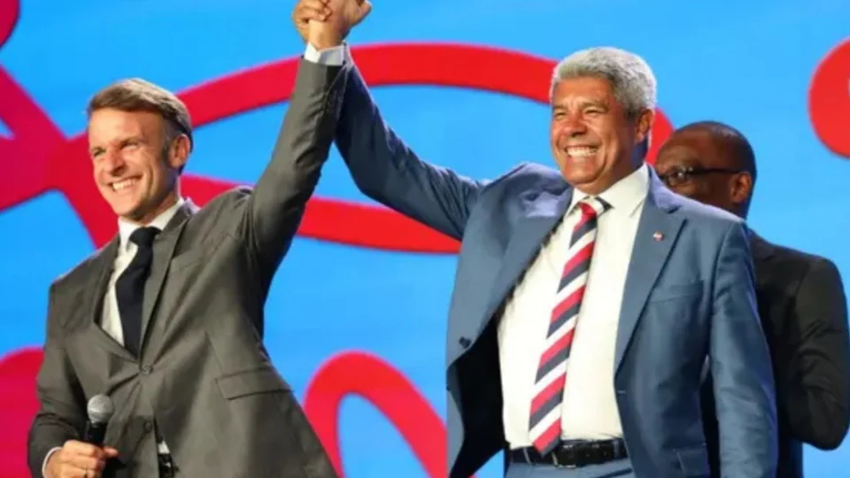 Governador petista interrompe Macron durante evento na Bahia