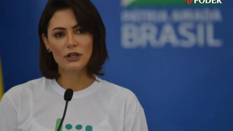 Michelle Bolsonaro reage após críticas dos filhos de Bolsonaro sobre sua oposição à aliança com Ciro Gomes