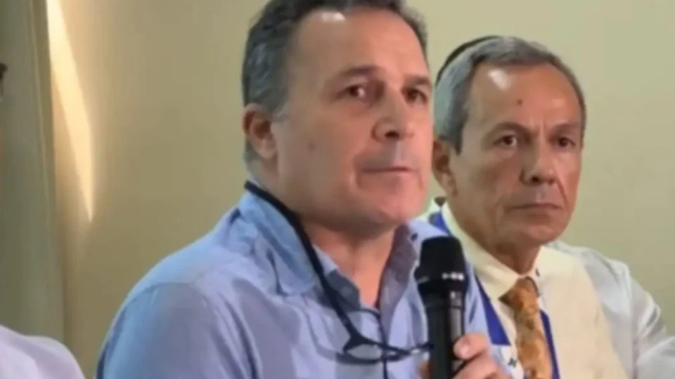 Cirurgia de hérnia de Bolsonaro deve durar até quatro horas, diz médico
