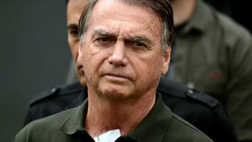Cirurgia de Bolsonaro ocorre sem intercorrências e médicos avaliam novo procedimento para tratar soluços