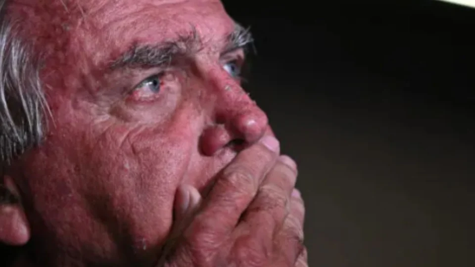 Bolsonaro passa a noite com crises de soluços mesmo após ajuste na medicação