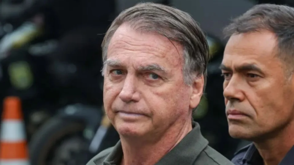 Bolsonaro apresenta crise de soluços e pressão alta após procedimento