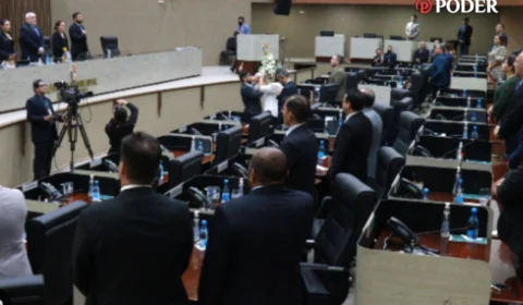 David Almeida pede empréstimo bilionário em dólares às vésperas do recesso legislativo