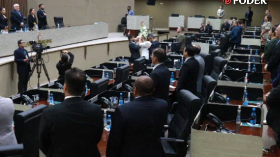 David Almeida pede empréstimo bilionário em dólares às vésperas do recesso legislativo