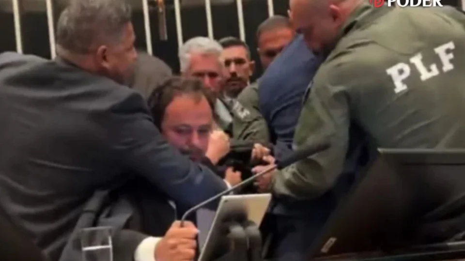 Deputado Glauber Braga é retirado da Mesa Diretora em meio a debate sobre cassação