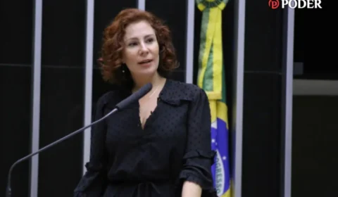 Câmara vota contra cassação e preserva mandato de Carla Zambelli