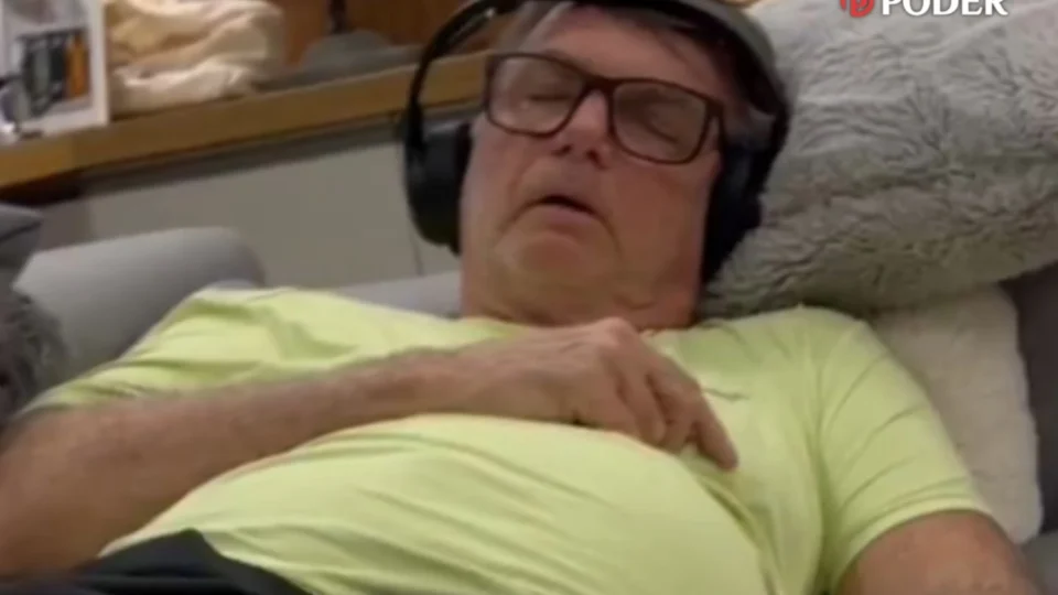 Carlos divulga registro de Bolsonaro soluçando durante o sono