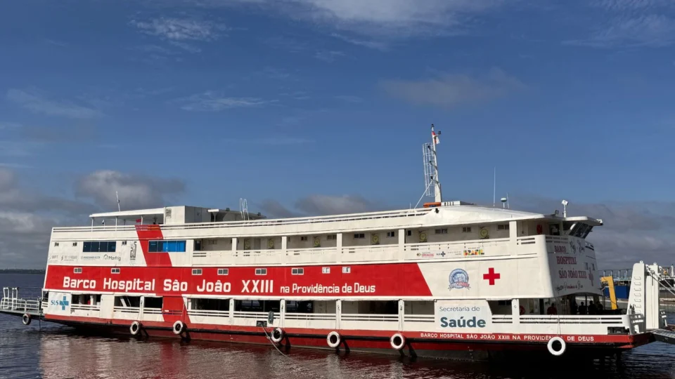 Governo do Amazonas retoma operações do Barco Hospital São João XXIII e reforça presença do SUS no interior
